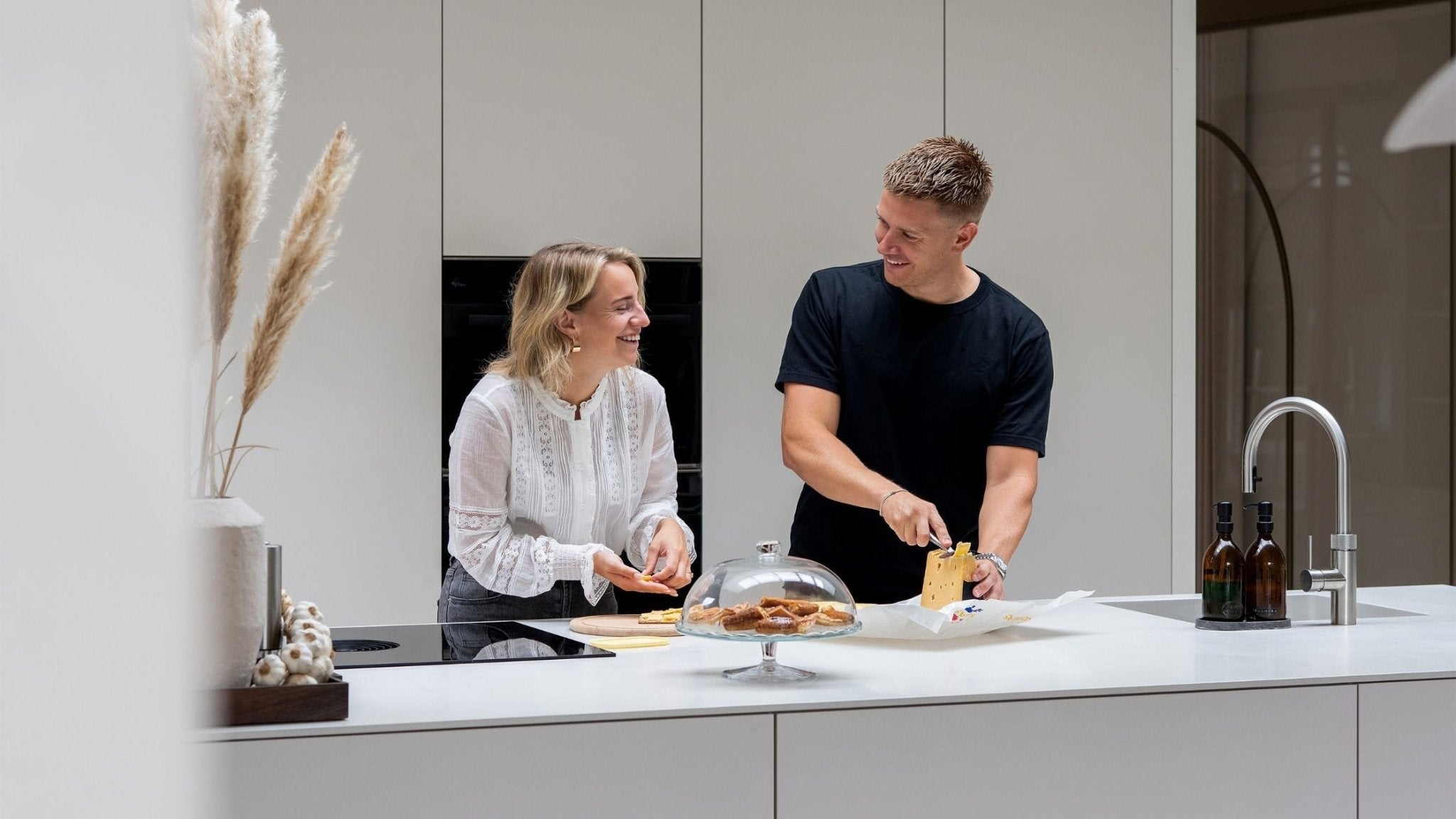 BINNENKIJKEN BIJ DEE EN LARS: VAN BOUWVAL TOT DROOMHUIS - LAB COLOUR THE WORLD