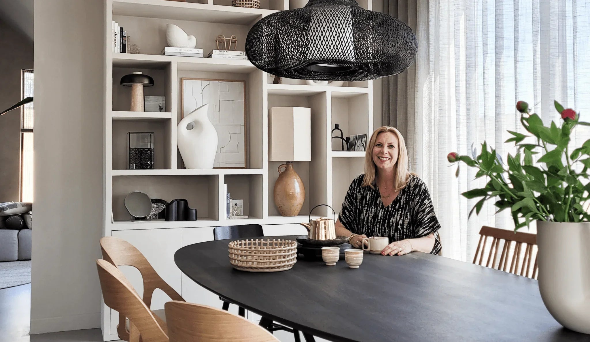 DIY: DE ZELFONTWORPEN VAKKENKAST IN BETONLOOK VAN MARJOLEIN BOUHUIJZEN