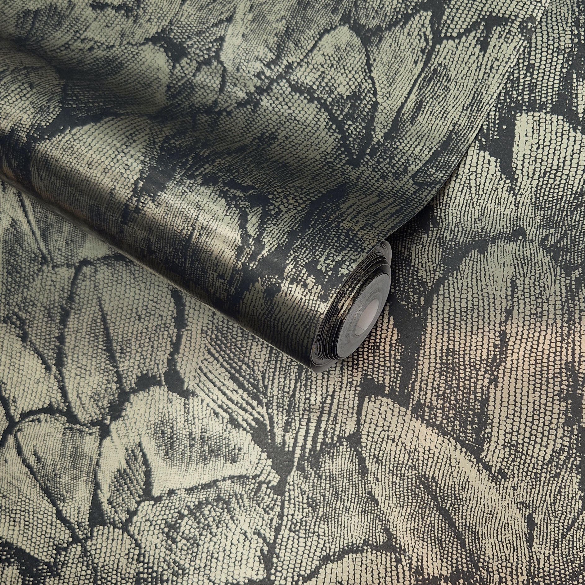 1838 Wallcoverings Tranquil Behang 1804-119-01 - Jet Black and Gold Foil
