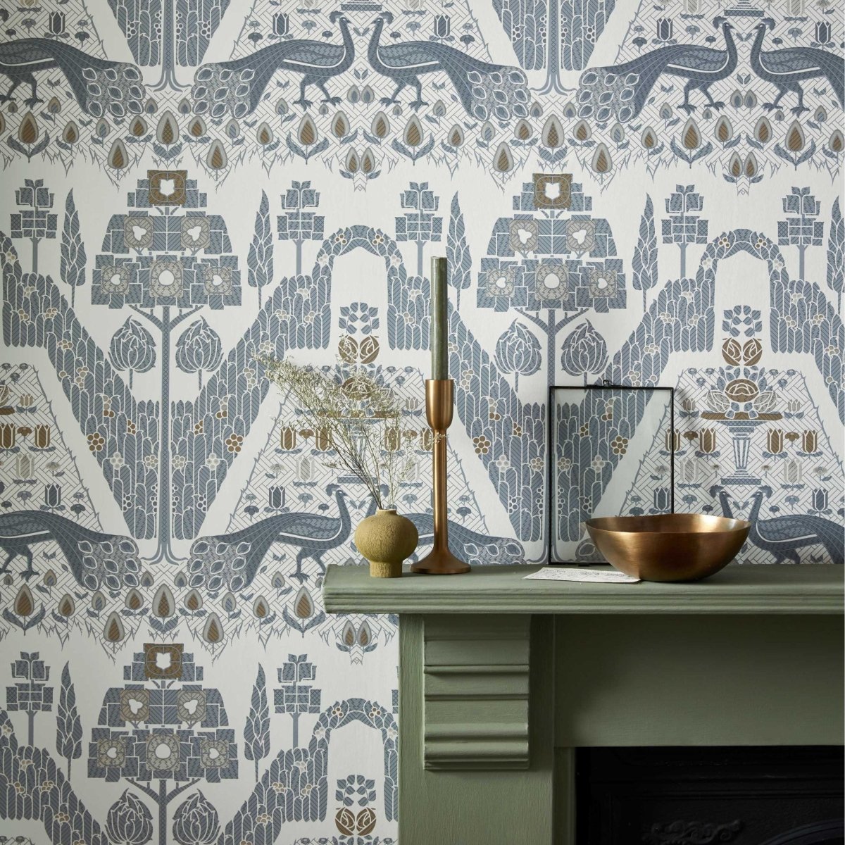 1838 Wallcoverings V&A Decorative Papers Peacock Topiary Behang 2311-172-01 - LAB COLOUR THE WORLD