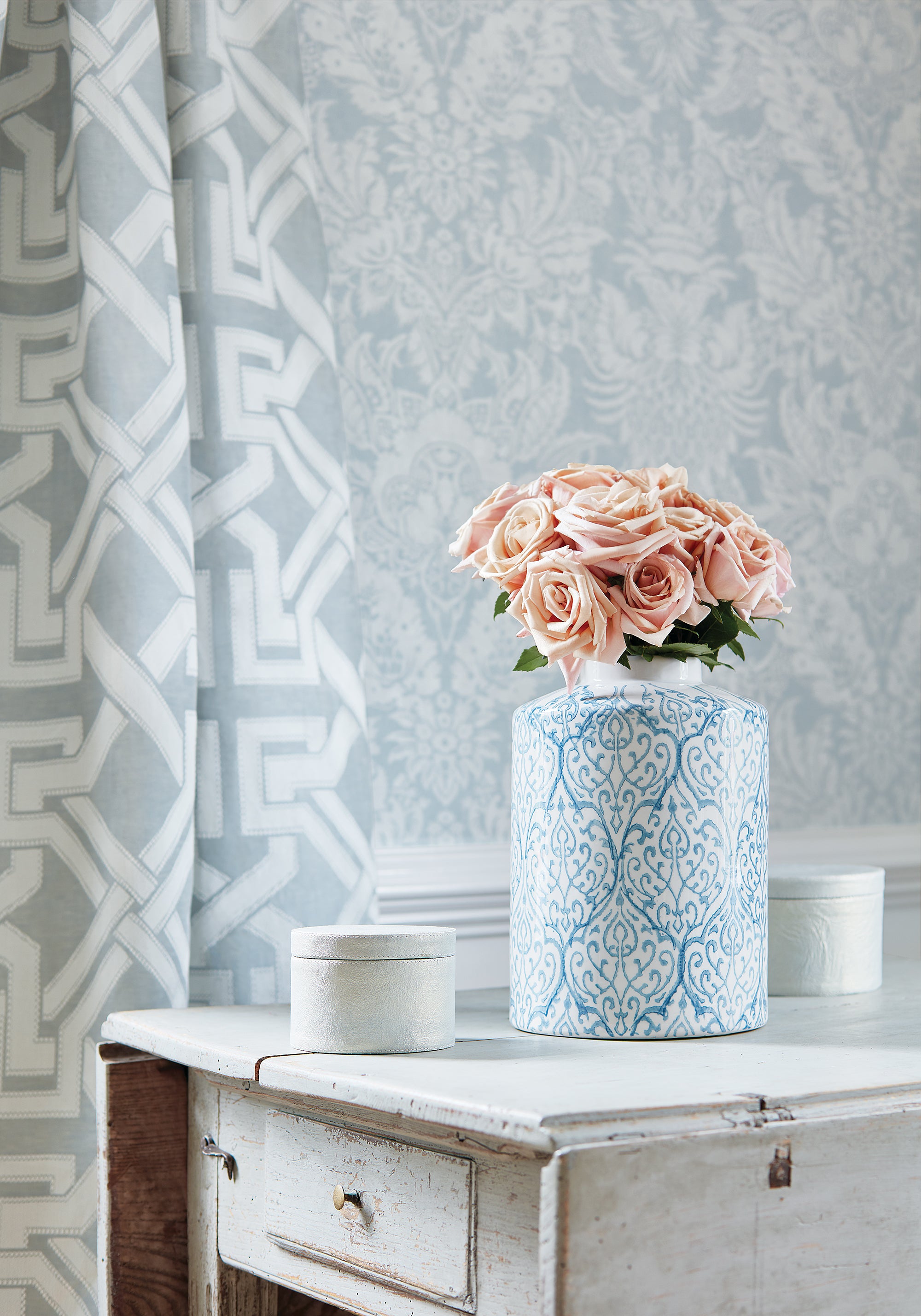 Thibaut Chestnut Hill Chardonnet Damask Behang T72585 - sfeerbeeld