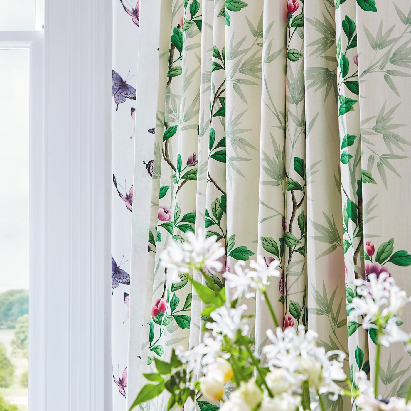 Harlequin Lady Alford Wide Width Behang 112899 — LAB COLOUR THE WORLD