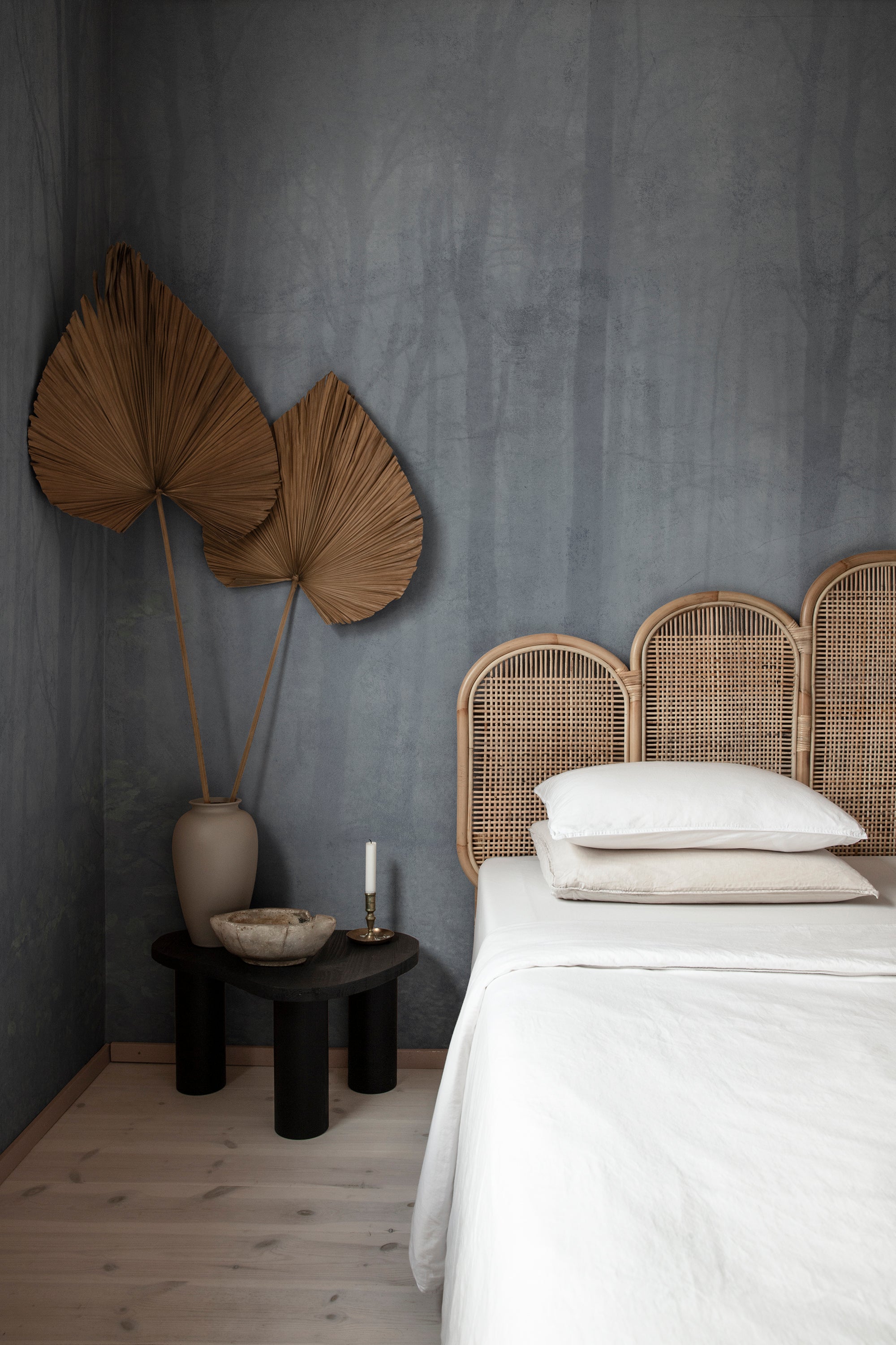 Sandberg Skog Behang S10106 - Misty Blue