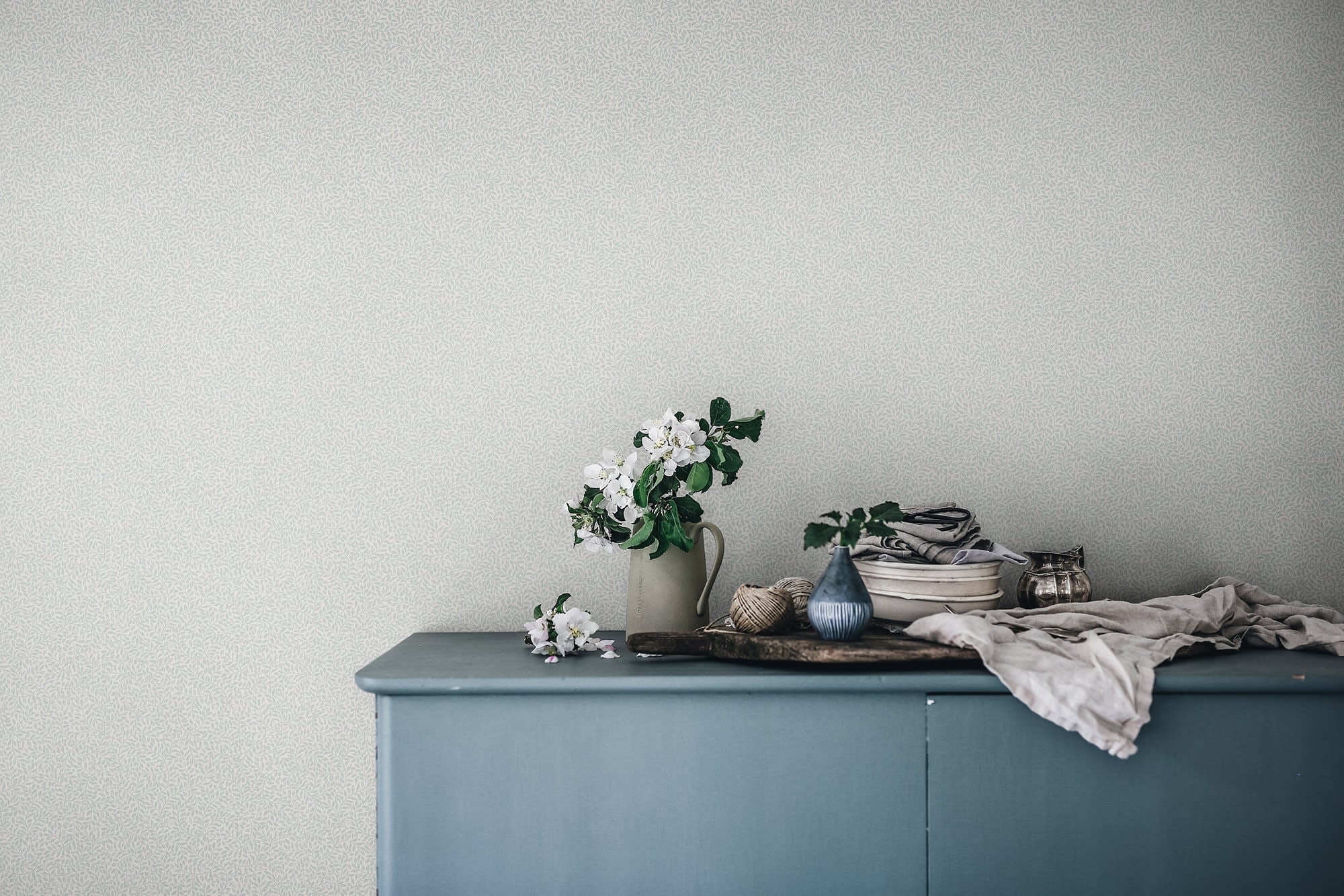 Sandberg Bladverk Behang S10311 - Misty Blue
