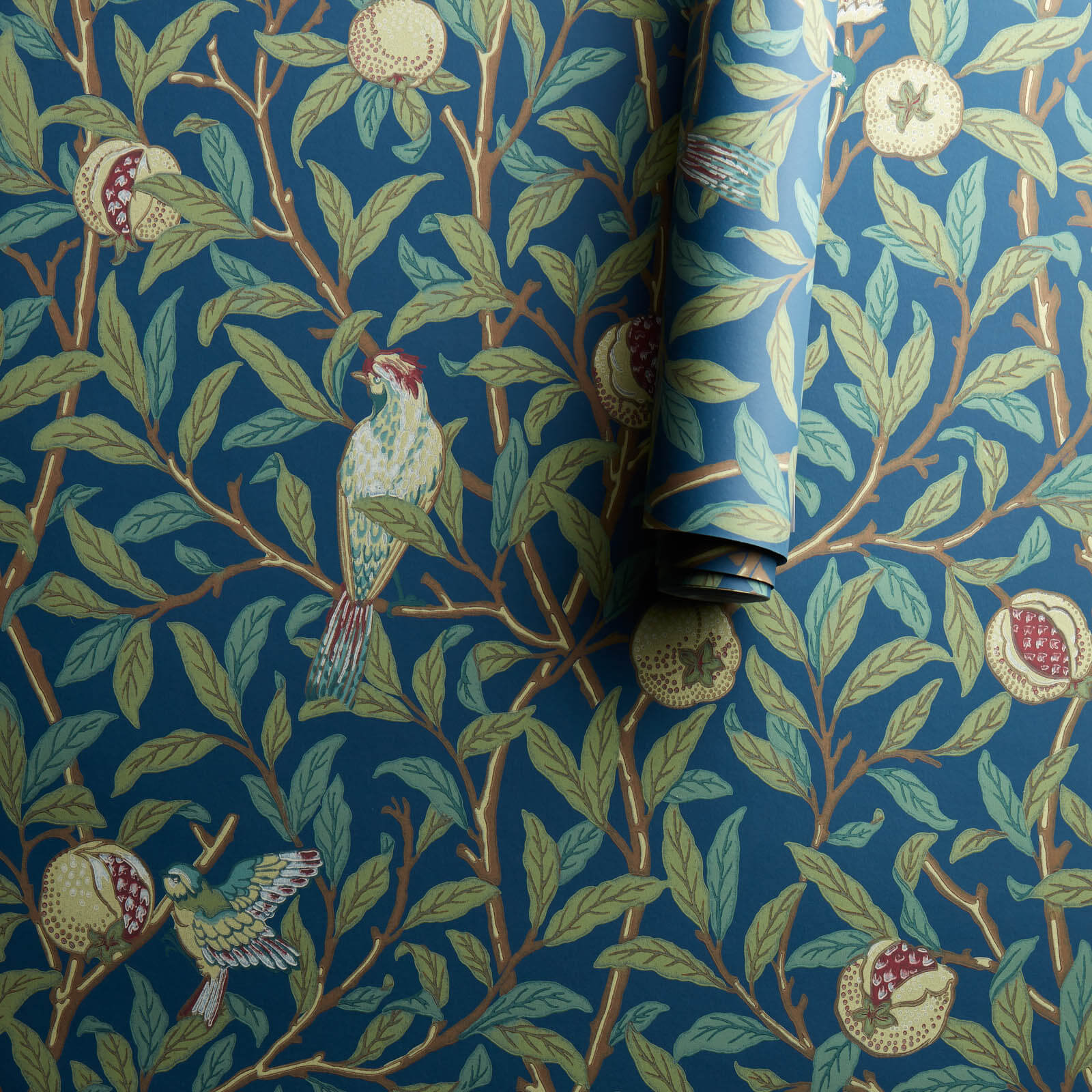 Morris & Co. Bird & Pomegranate Behang 216454 - LAB COLOUR THE WORLD