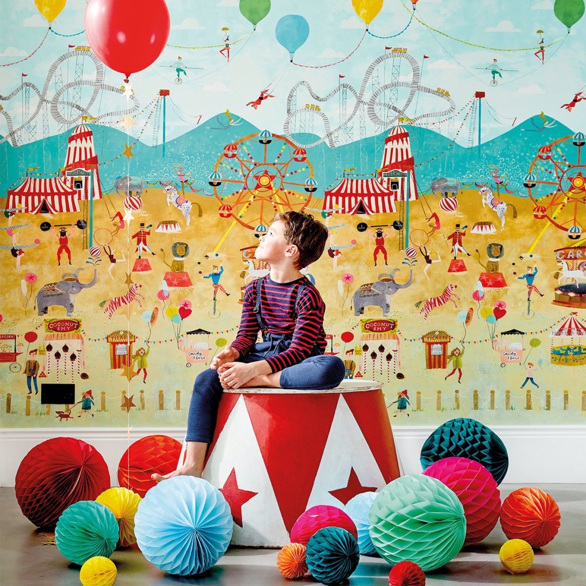 Harlequin Lifes A Circus Behang 112647 - LAB COLOUR THE WORLD