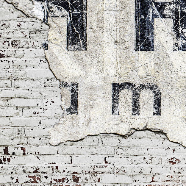 Les Dominotiers Letters & Rough Brick Wall Blanc Et Noir Behang DOM 409