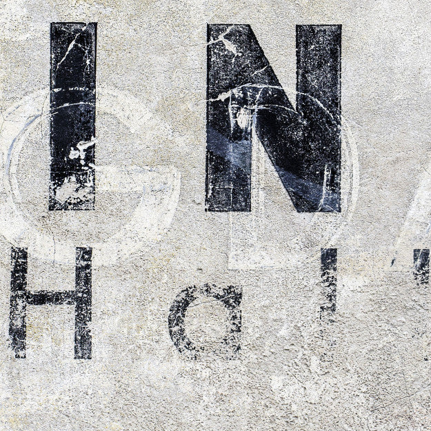 Les Dominotiers Letters & Rough Brick Wall Blanc Et Noir Behang DOM 409