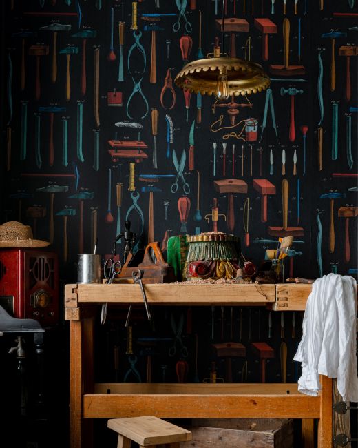 Mind The Gap Old Tools Anthracite Behang WP20598 - LAB COLOUR THE WORLD