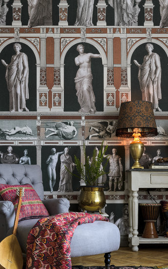 Mind the Gap Statues Antique Behang Home Of An Eccentric Man Behang Collectie