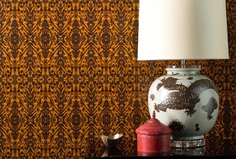 jim thompson tortoiseshell cognac behang jt021067003 sfeer