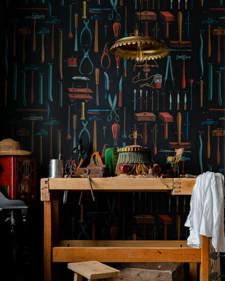 Mind the Gap Old Tools Behang WP20598 sfeer 2