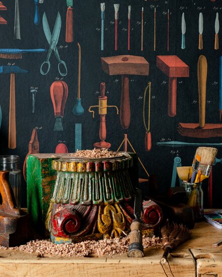 Mind the Gap Old Tools Behang WP20598 sfeer