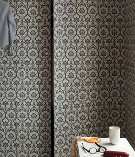 behang Farrow and Ball Brocade Present and Correct Luxury By Nature sfeer
