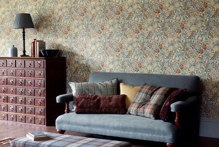Morris & Co. Golden Lily Behang 210402 - LAB COLOUR THE WORLD