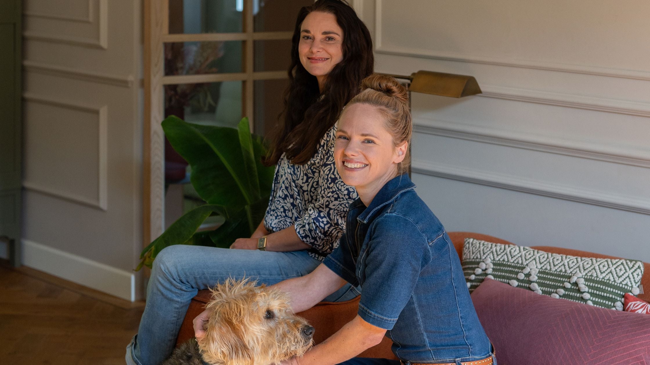 BINNENKIJKEN BIJ SCARLET EN JOYCE VAN IK VROUW VAN JOU: EEN HUIS VOL KLEUREN UIT DE NATUUR