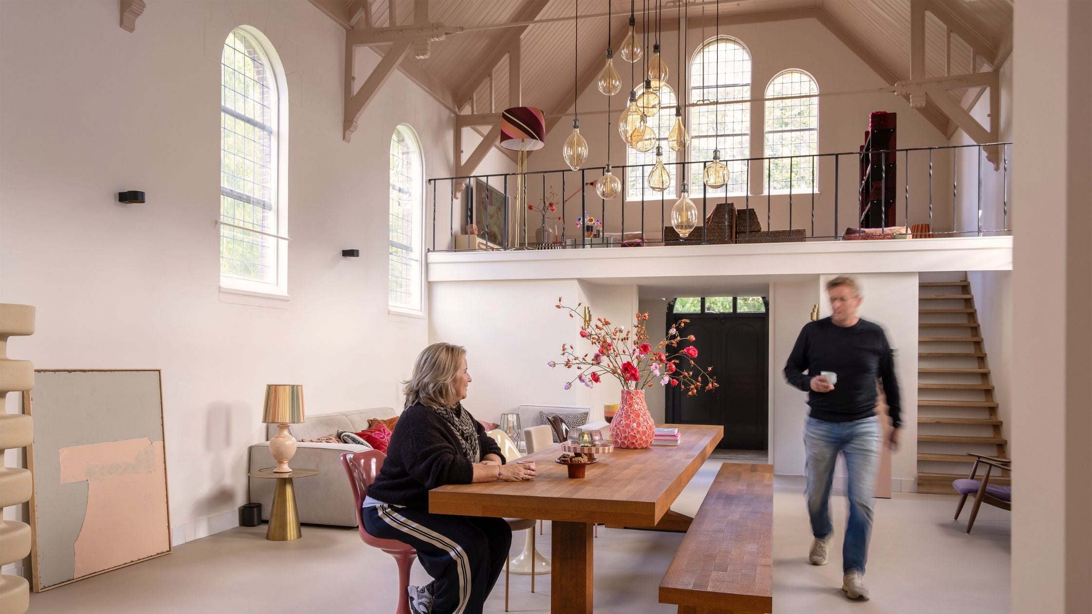 BINNENKIJKEN BIJ NATHALIE BAKKER: KLEURRIJK WONEN IN EEN VOORMALIGE KERK