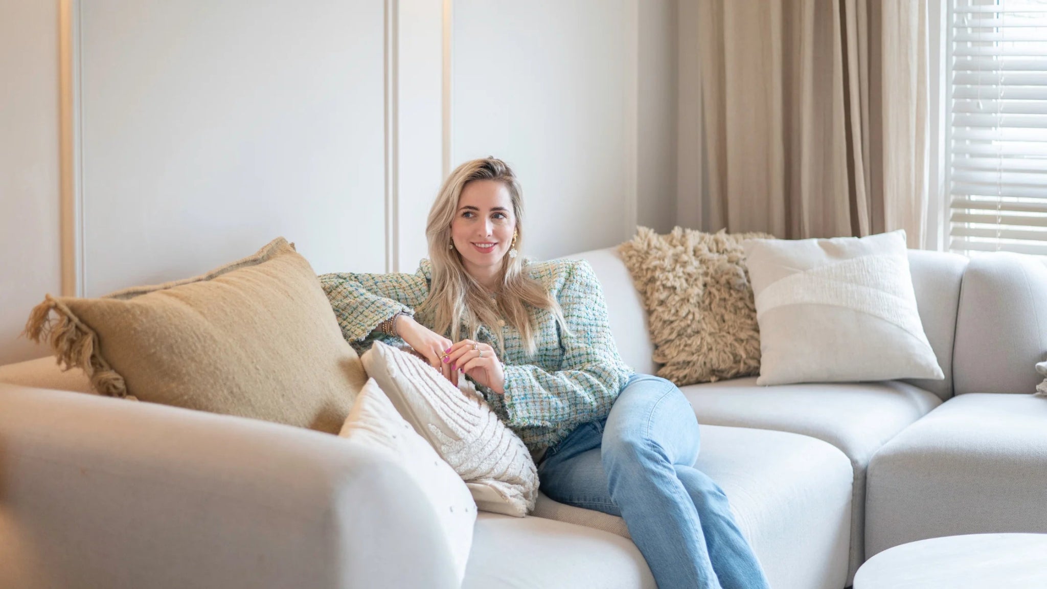 BINNENKIJKEN BIJ ELINE DE RUIG: EEN BEIGE OASE VAN RUST - LAB COLOUR THE WORLD