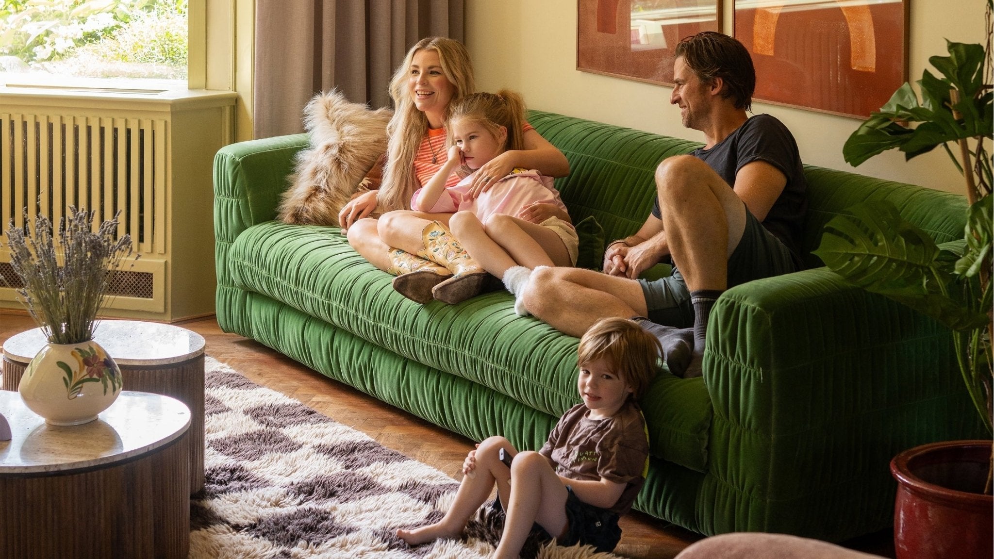 BINNENKIJKEN BIJ JENNIFER EWBANK: EEN KLEURRIJK SEVENTIES INTERIEUR - LAB COLOUR THE WORLD