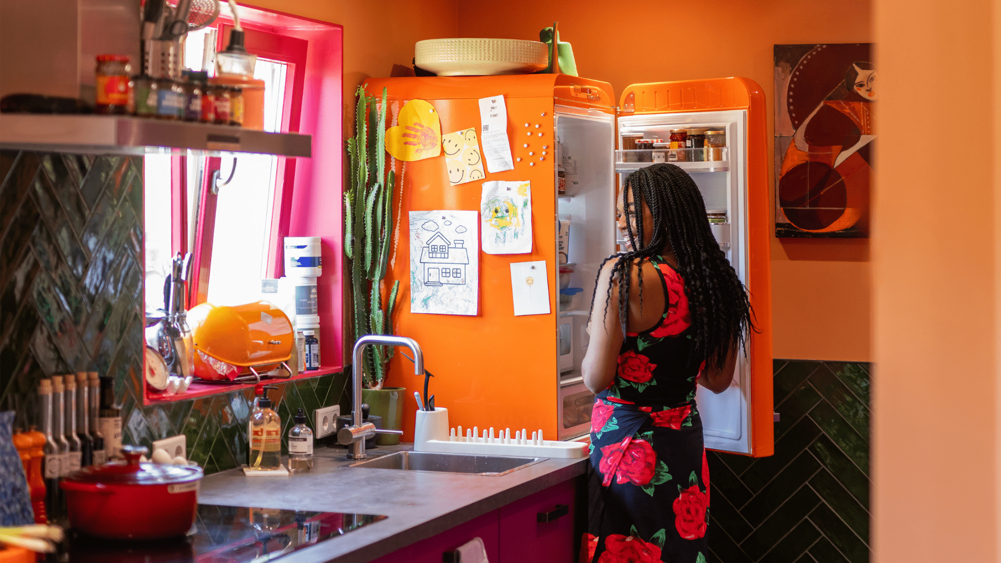 BINNENKIJKEN BIJ MANDY WOELKENS: EEN UITGESPROKEN KLEURENPARADIJS - LAB COLOUR THE WORLD