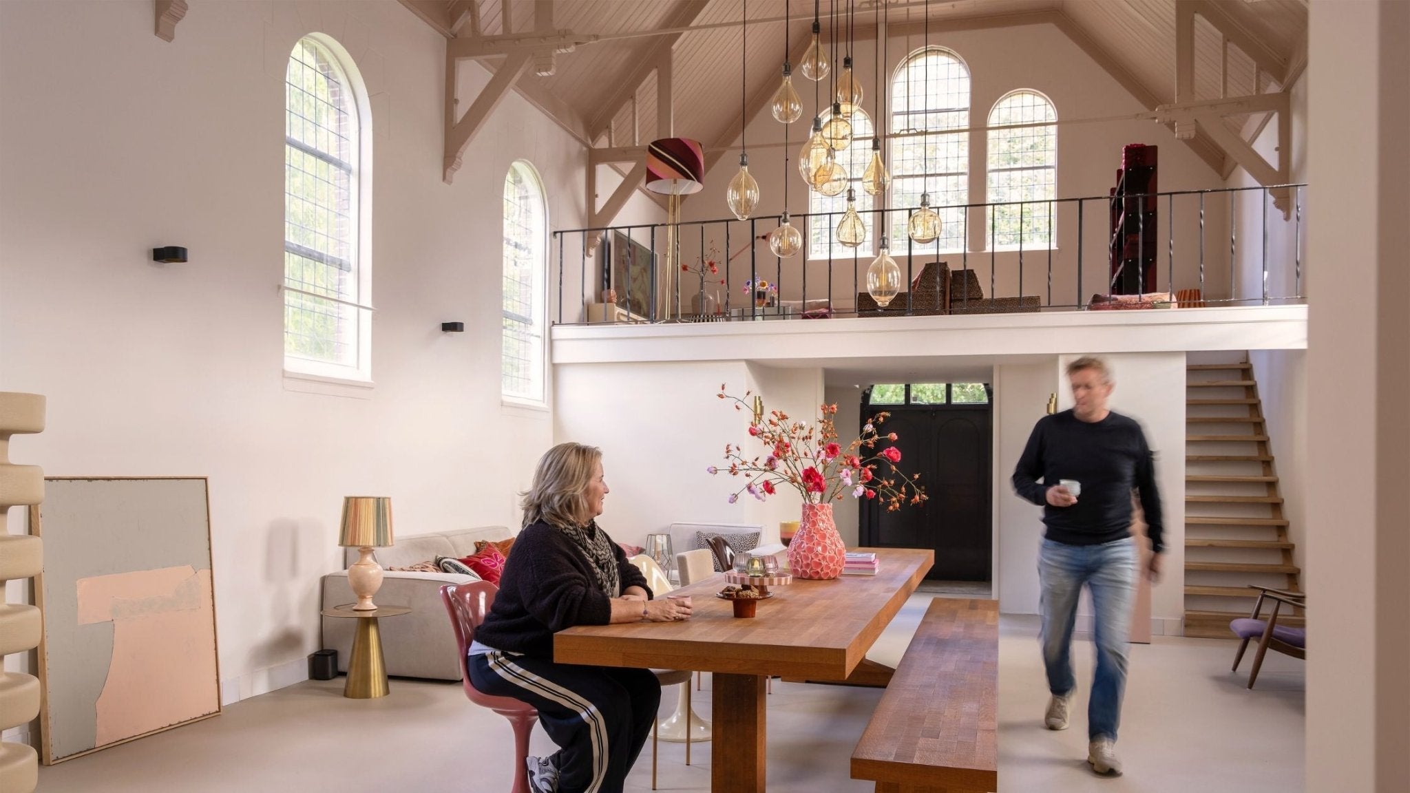BINNENKIJKEN BIJ NATHALIE BAKKER: KLEURRIJK WONEN IN EEN VOORMALIGE KERK - LAB COLOUR THE WORLD