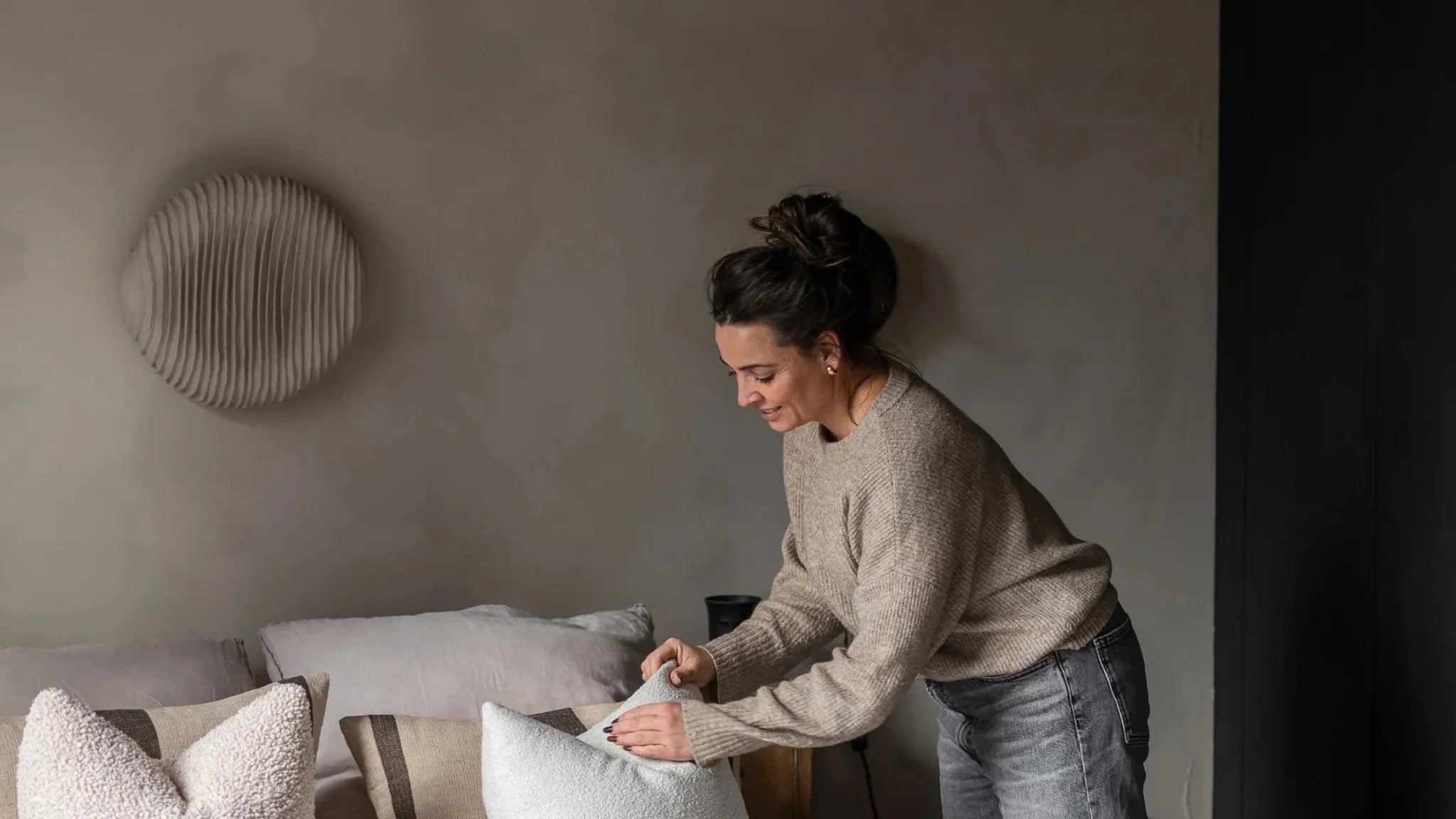 BINNENKIJKEN BIJ PAMELA DOSAL: MINIMALISTISCH INTERIEUR MET NATUURLIJKE KLEUREN - LAB COLOUR THE WORLD