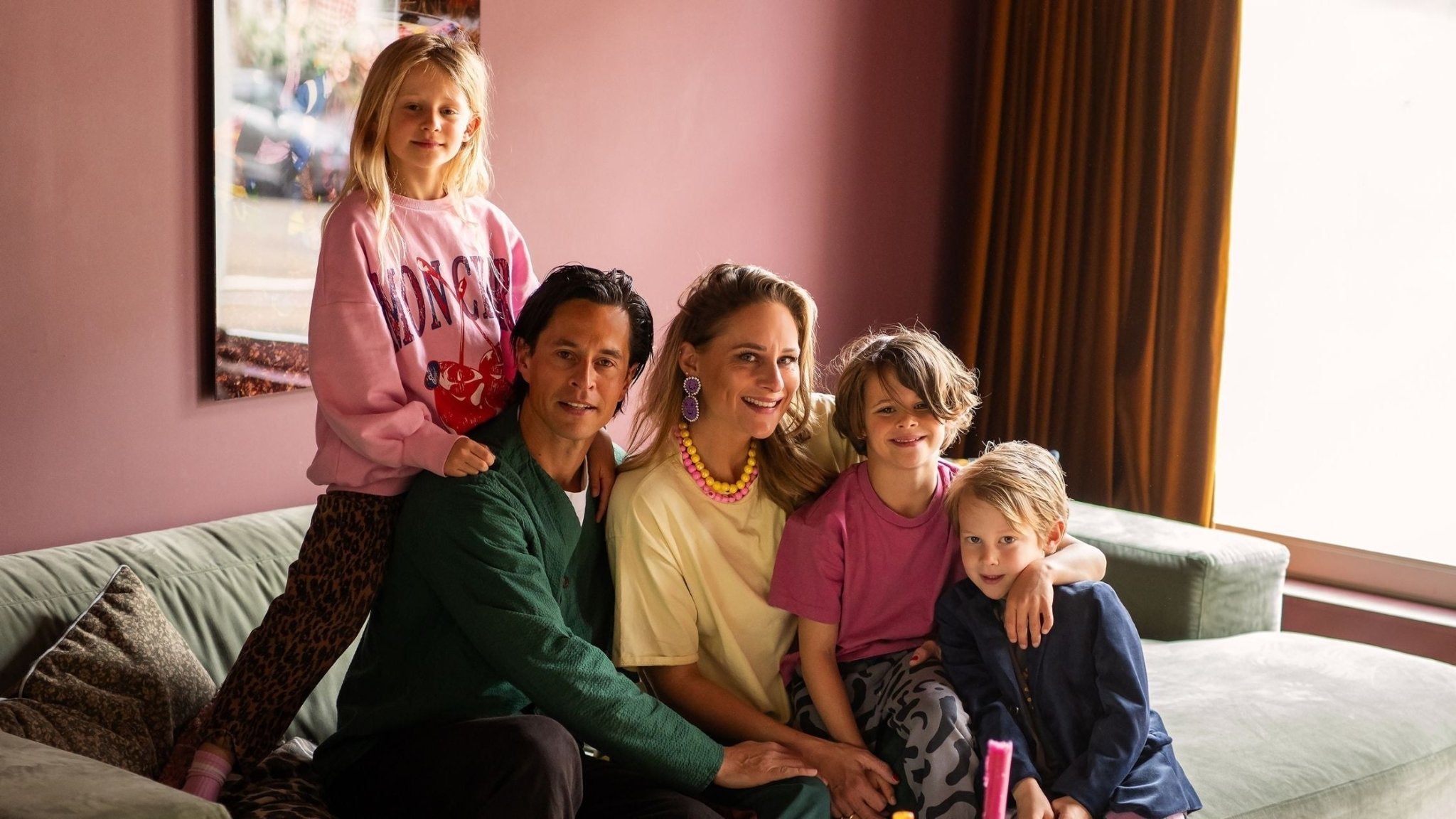 BINNENKIJKEN BIJ REBECCA BOEKTJE: EEN WARM NEST VOL KLEUR, LEF EN LIEFDE - LAB COLOUR THE WORLD