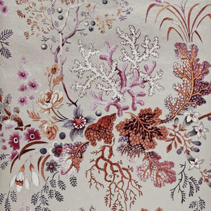 1838 Wallcoverings V&A Decorative Papers Kilburn's Coral Behang 2311-166-01 - LAB COLOUR THE WORLD