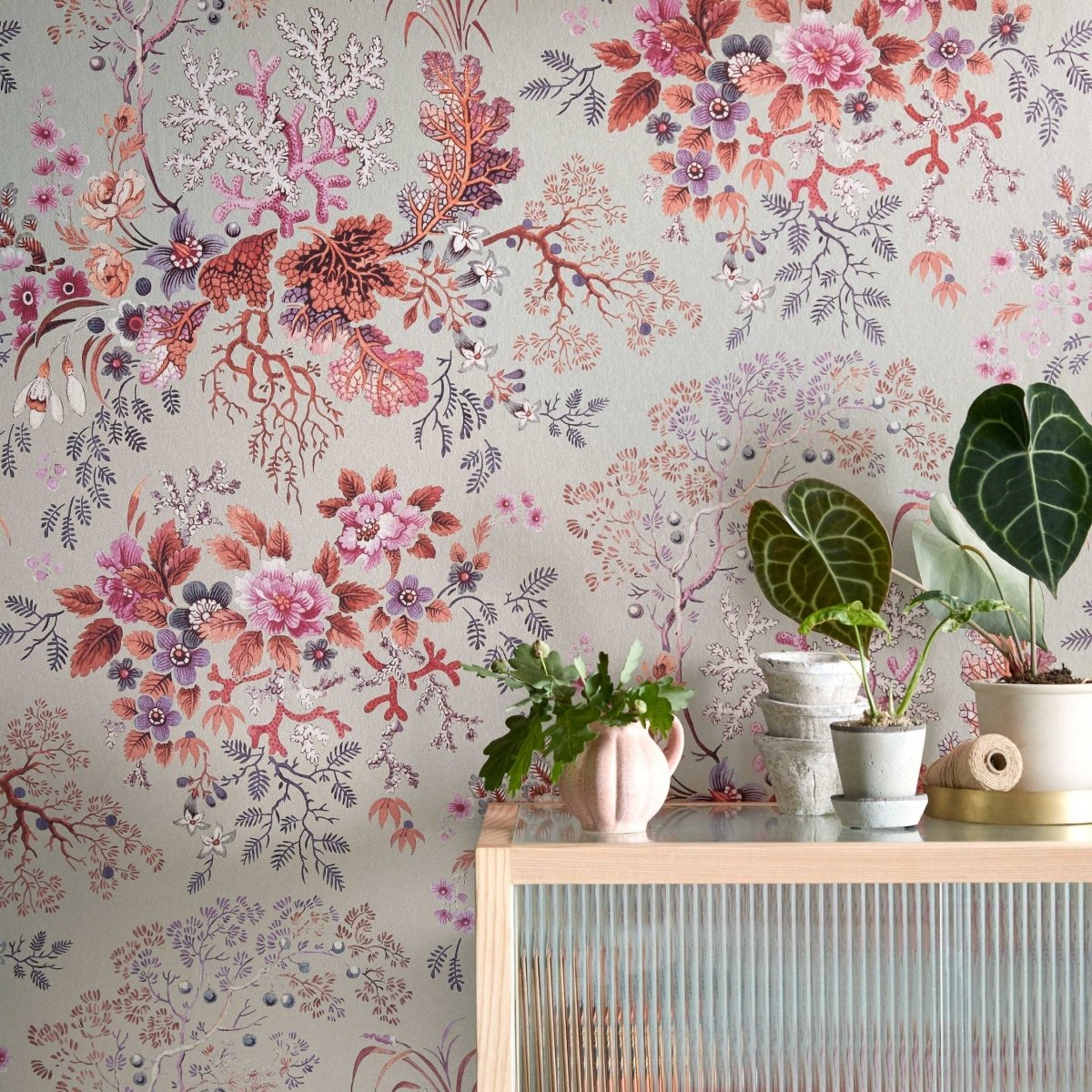 1838 Wallcoverings V&A Decorative Papers Kilburn's Coral Behang 2311-166-01 - LAB COLOUR THE WORLD