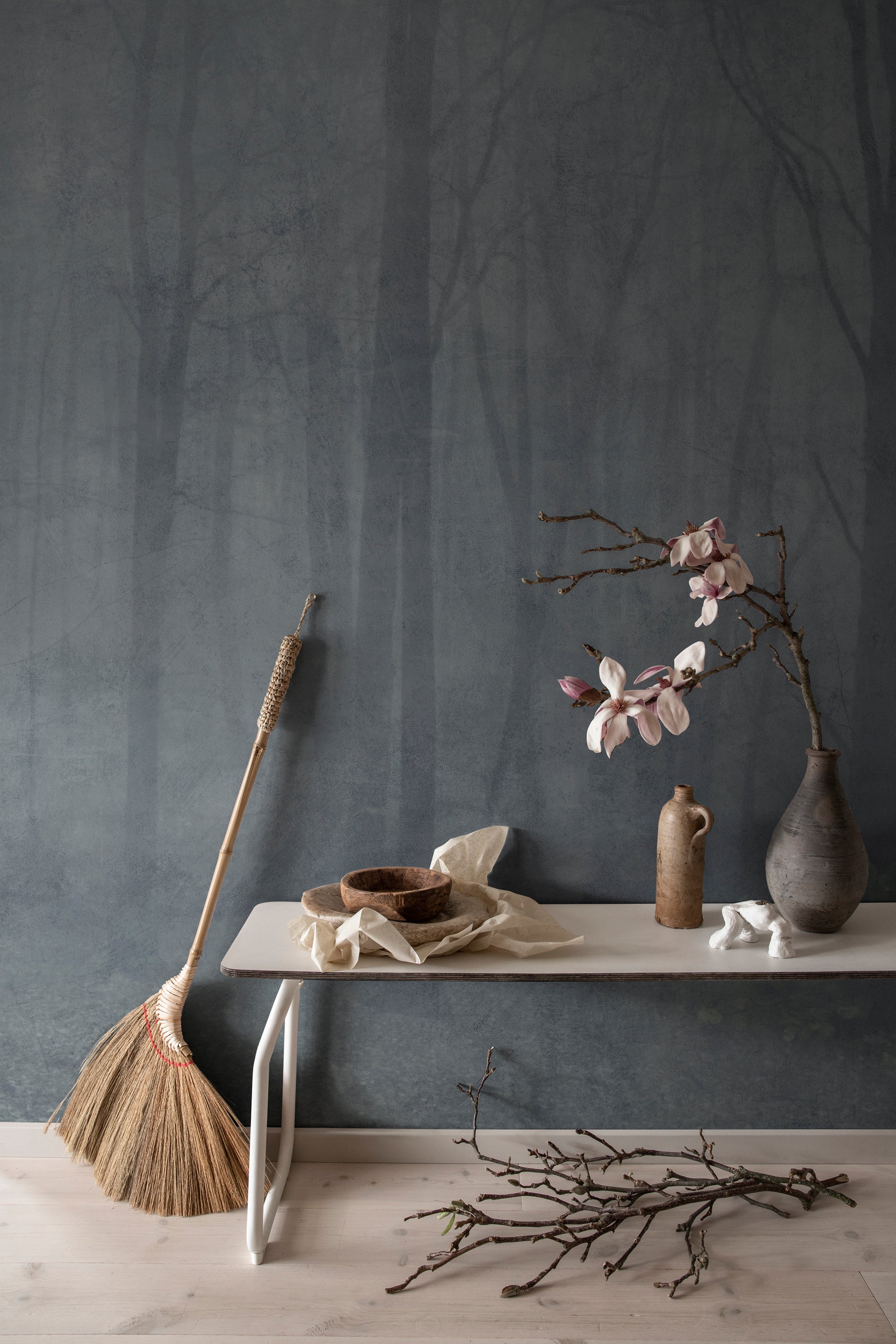 Sandberg Skog Behang S10106 - Misty Blue