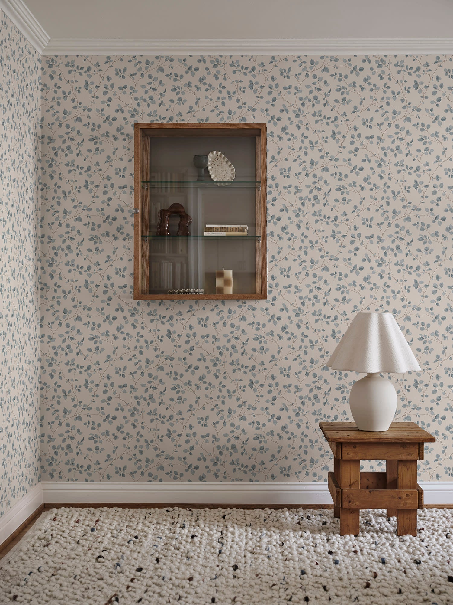 Sandberg Bokskog Behang S10323 - Misty Blue