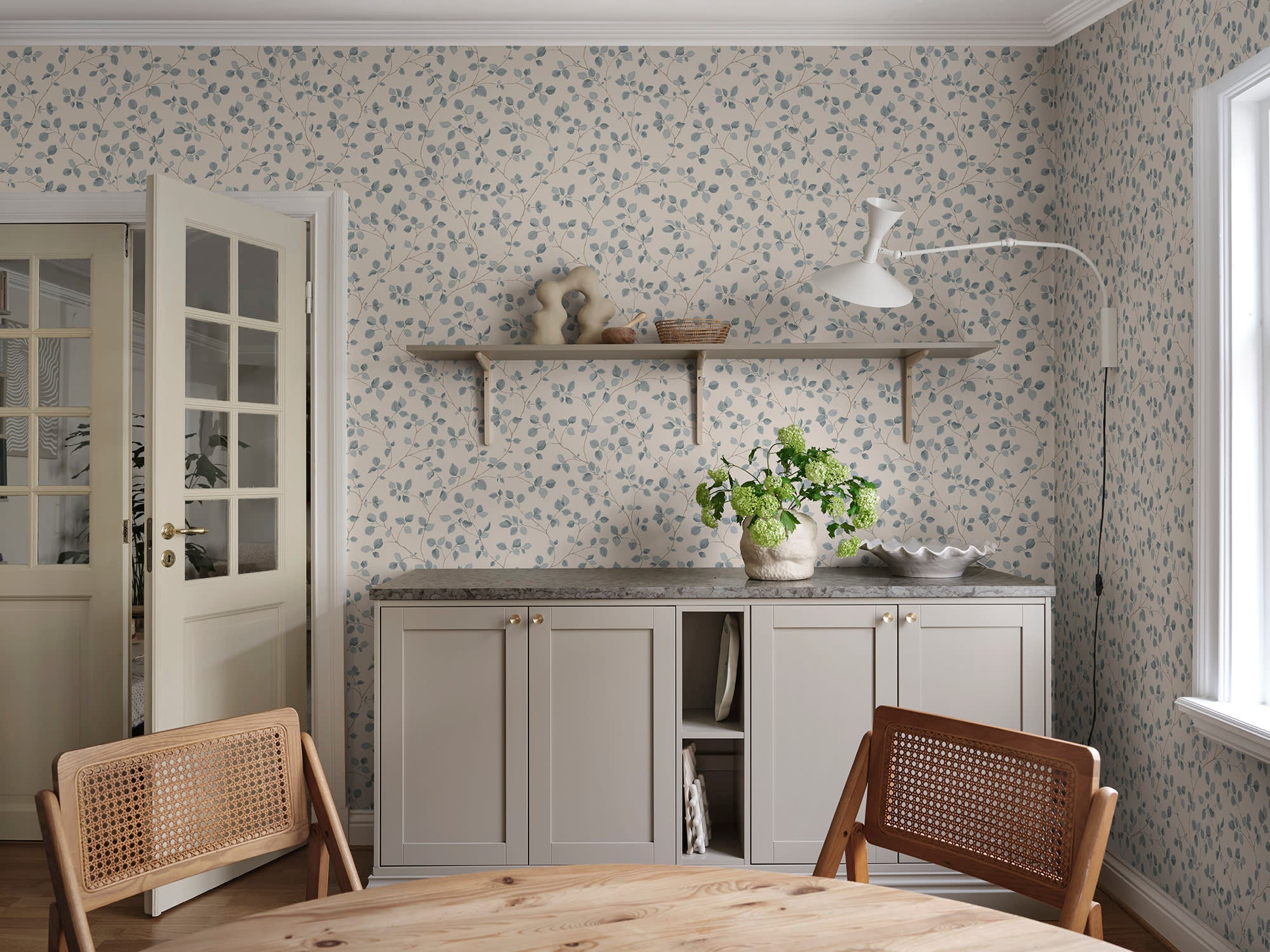 Sandberg Bokskog Behang S10323 - Misty Blue