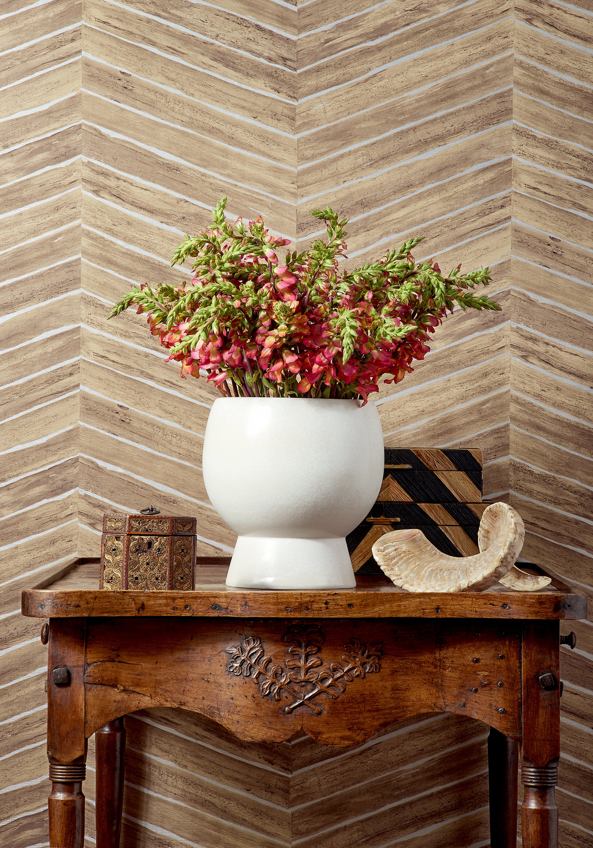 Thibaut Texture Resource 8 Wood Herringbone Behang T14573 - sfeerbeeld