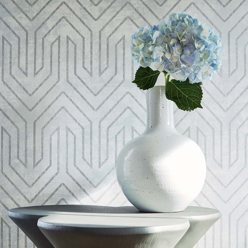 Anna French Colburn Chevron Behang Savoy AT9668 - LAB COLOUR THE WORLD