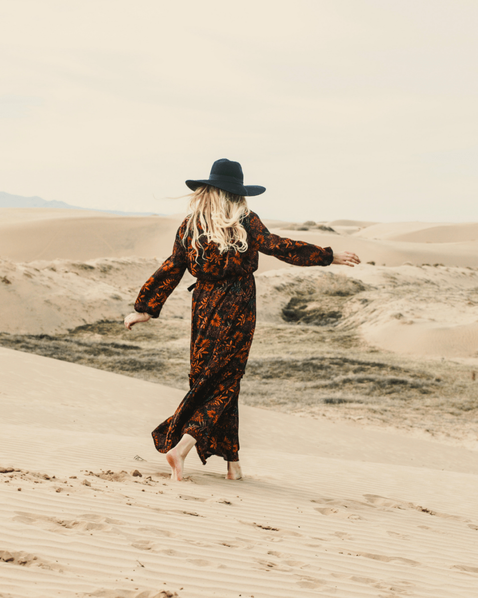 BEACH WALK NO. 415 - LAB COLOUR THE WORLD