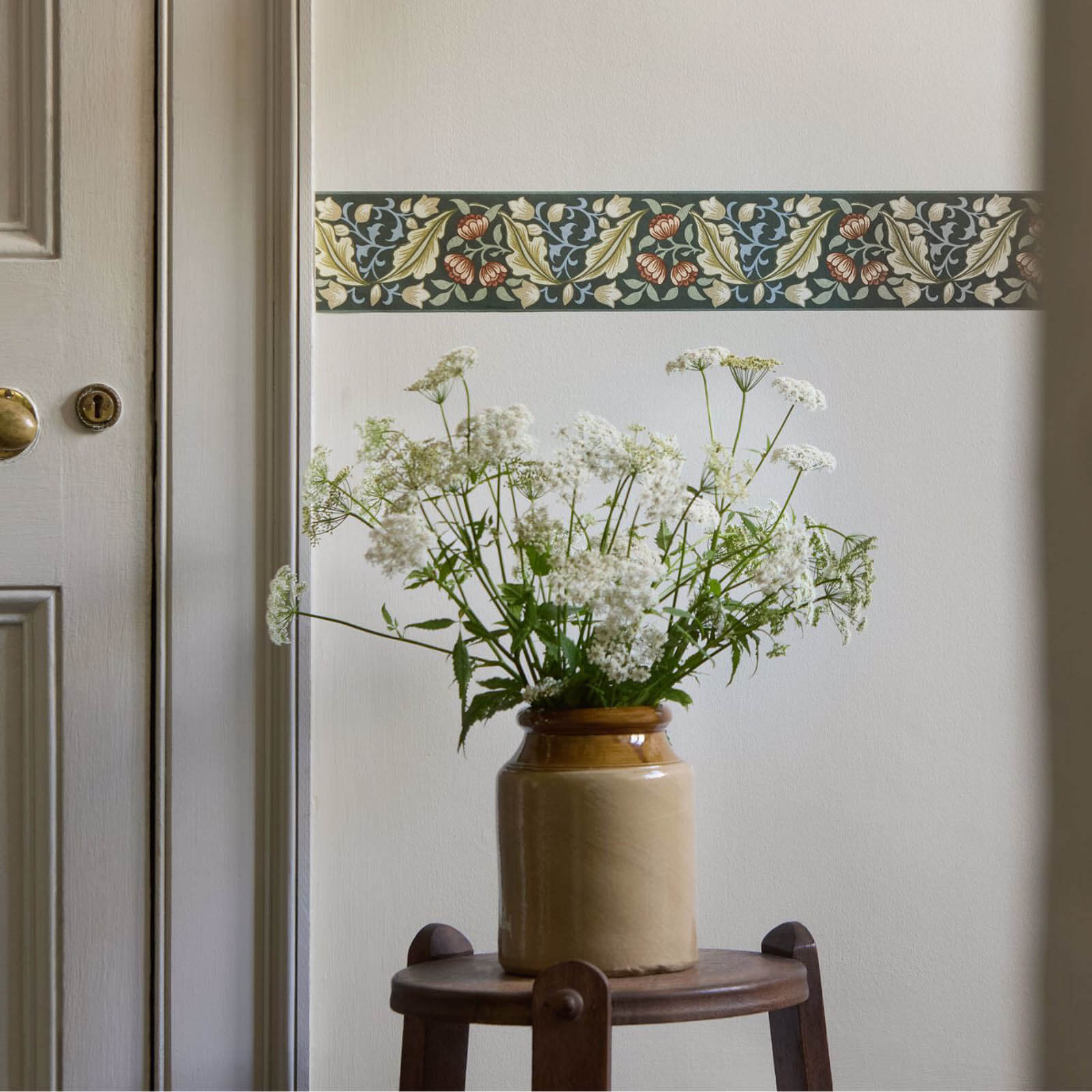 Morris & Co. Bluebell & Peony Border Behang 217609 - LAB COLOUR THE WORLD