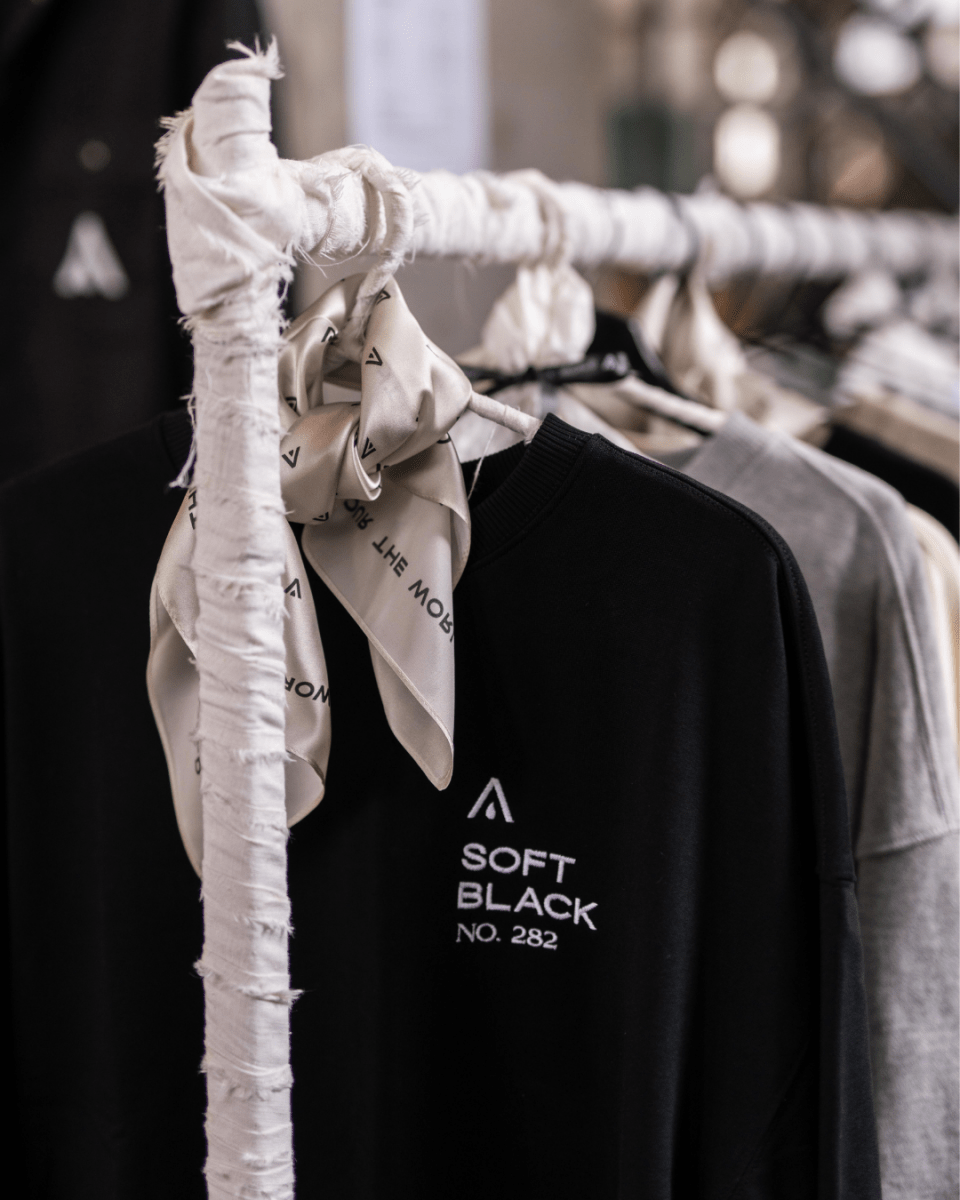 LAB SWEATER SOFT BLACK NO. 282 - LAB COLOUR THE WORLD