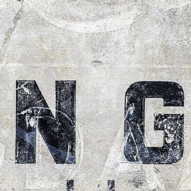 Les Dominotiers Letters & Rough Brick Wall Blanc Et Noir Behang DOM 409