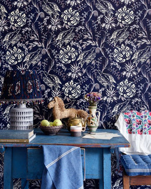 Mind The Gap Folk Embroidery Indigo Behang WP30016 - LAB COLOUR THE WORLD