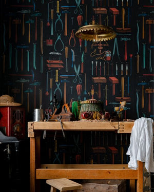 Mind The Gap Old Tools Anthracite Behang WP20598 - LAB COLOUR THE WORLD