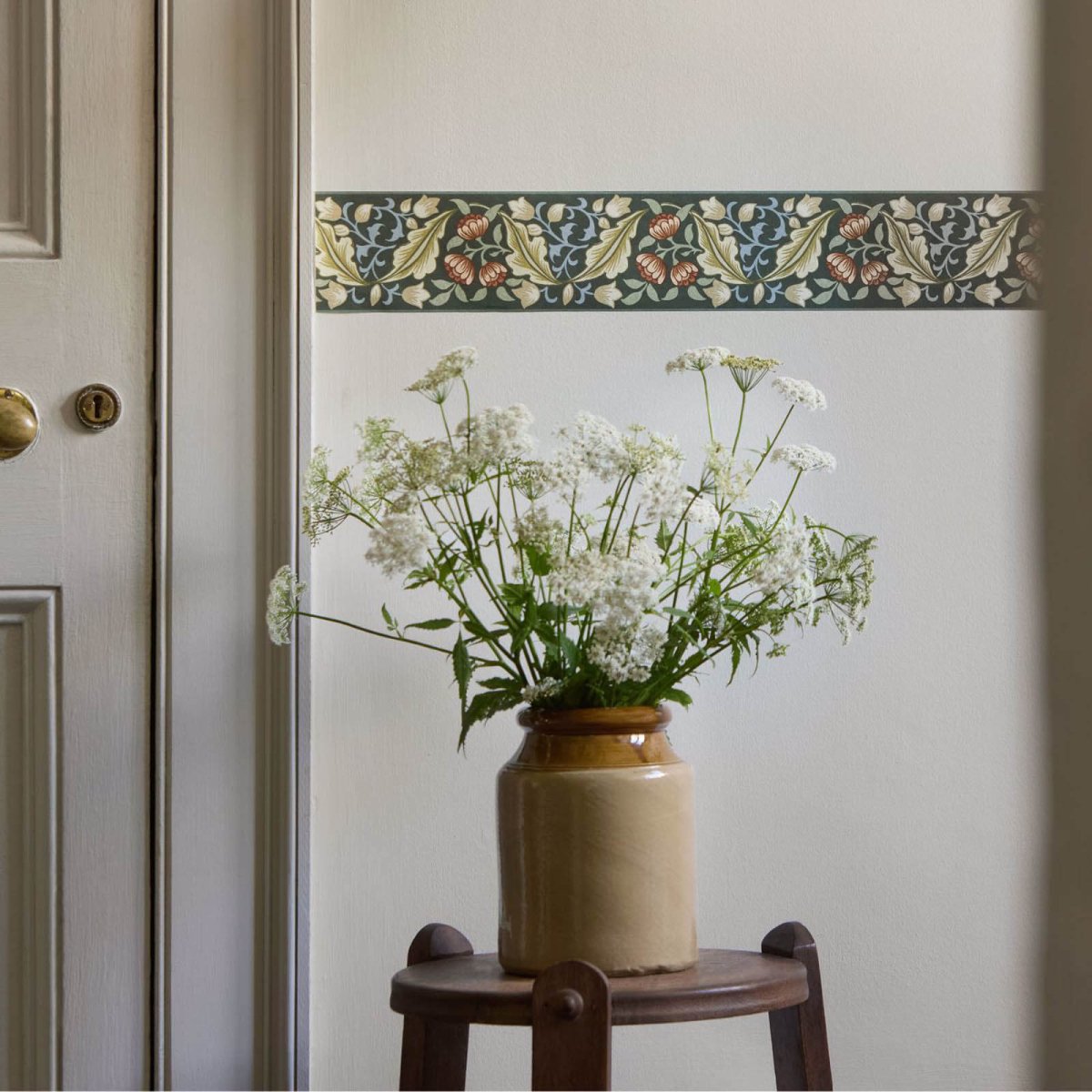Morris & Co. Bluebell & Peony Border Behang 217609 - LAB COLOUR THE WORLD