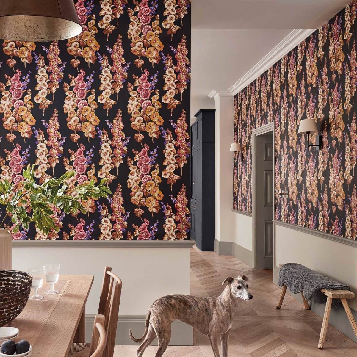Sanderson Hollyhocks Behang 217032 - LAB COLOUR THE WORLD