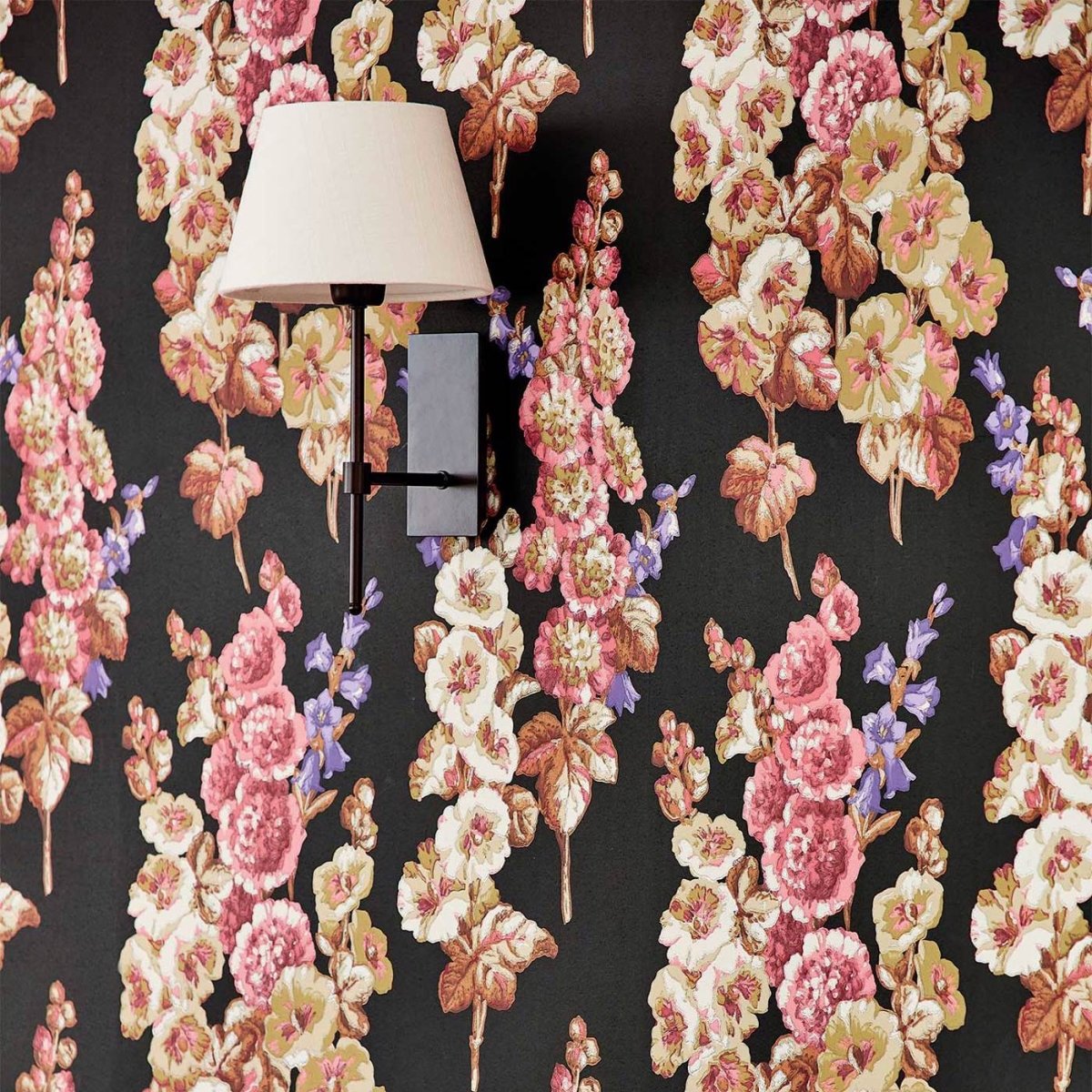 Sanderson Hollyhocks Behang 217034 - LAB COLOUR THE WORLD