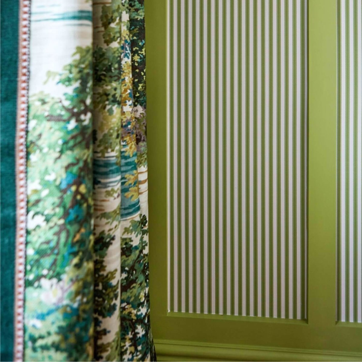 Sanderson Pinetum Stripe Behang 217255 - LAB COLOUR THE WORLD