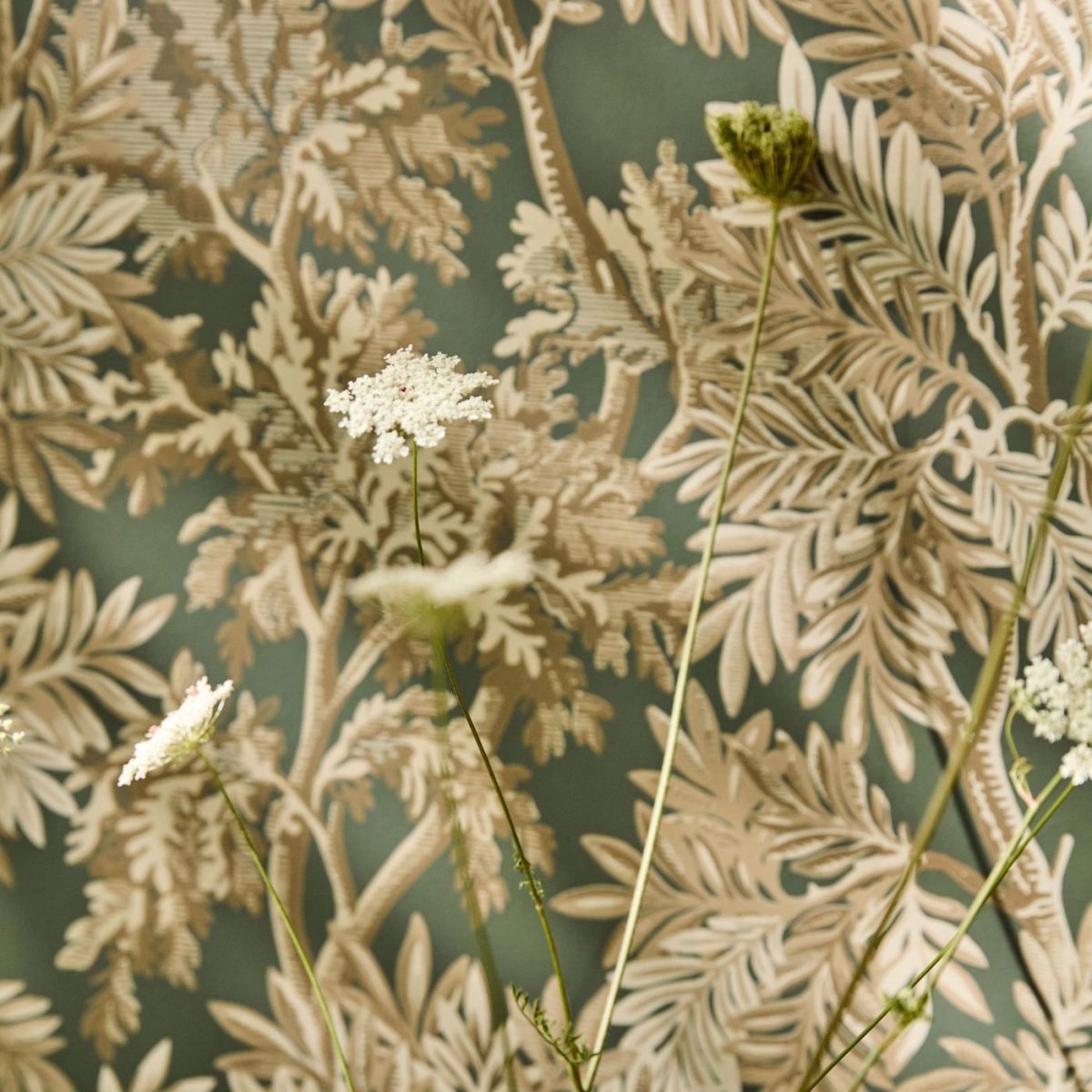Sanderson Tapestry Trees Behang 217418 - LAB COLOUR THE WORLD