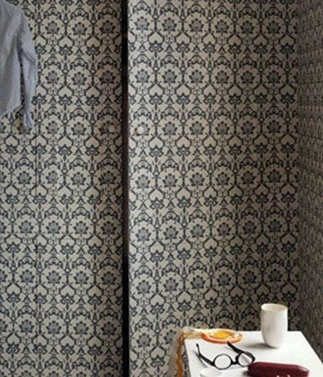 behang Farrow and Ball Brocade Present and Correct Luxury By Nature sfeer
