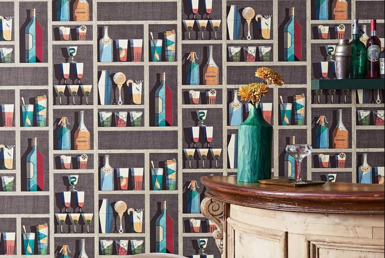 Fornasetti Cocktails behang 114-23043 sfeer Senza Tempo Cole and Son flessen kast cocktails